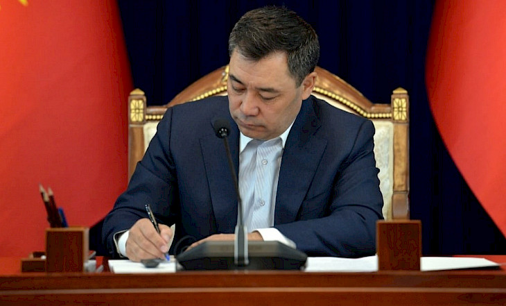 Садыр Жапаров тарифтер менен кызмат көрсөтүүлөрдүн баасын көтөрүүгө тыюу салды