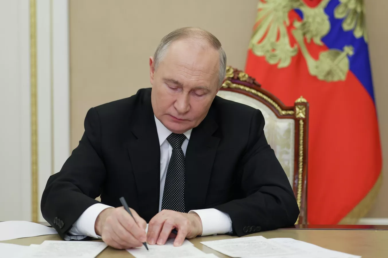 Путин мигранттарга коюлган талапты катуулаткан мыйзамга кол койду