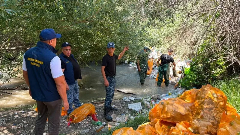 Аламүдүн суусундагы таштандылар тазаланып жатат