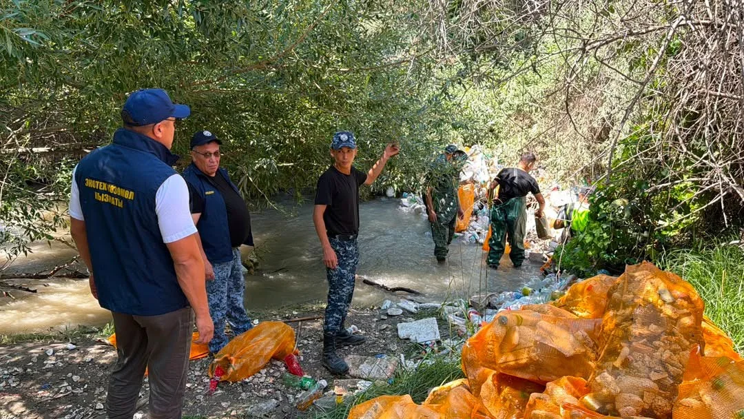 Аламүдүн суусундагы таштандылар тазаланып жатат