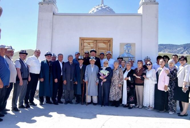 Исхак Раззаковдун кызы менен небереси Баткенге келди