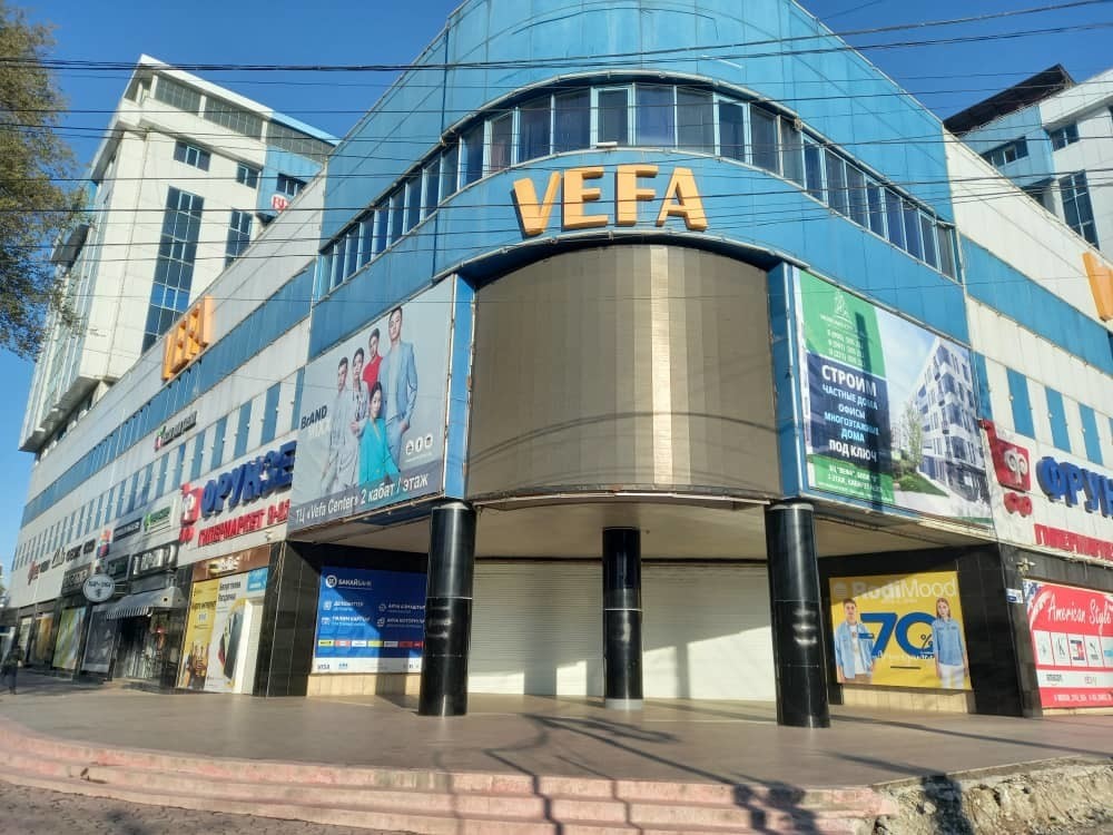 «Вефа» соода борборунун үчүнчү кабатынан беш жаштагы бала кулап кетти