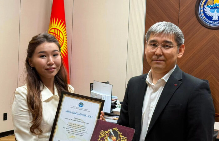 Министр жол кырсыгынан жабыркаган адамды сактап калган студентти сыйлады
