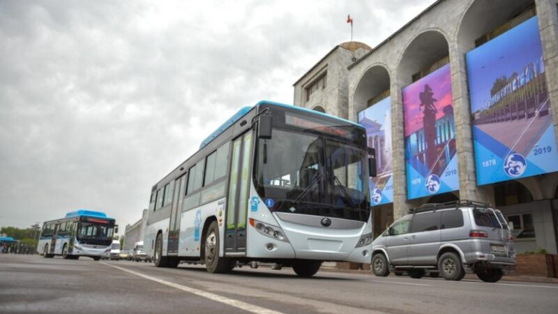 Бишкекте автобус эки өспүрүм кызды сүзүп кетти