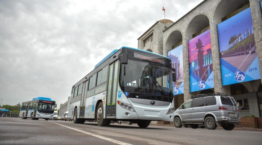 Бишкекте автобус эки өспүрүм кызды сүзүп кетти