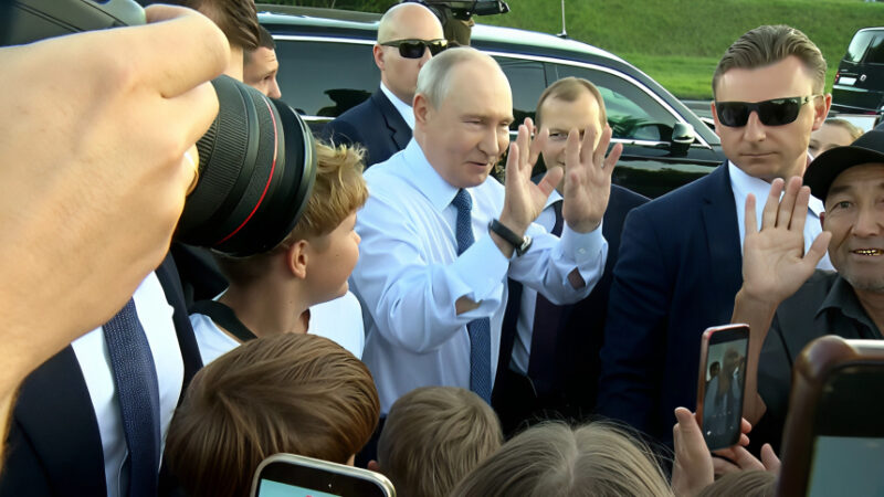 Путин Новосибирск шаарында кортежин токтотуп, жергиликтүү тургундар менен жолукту (Видео)