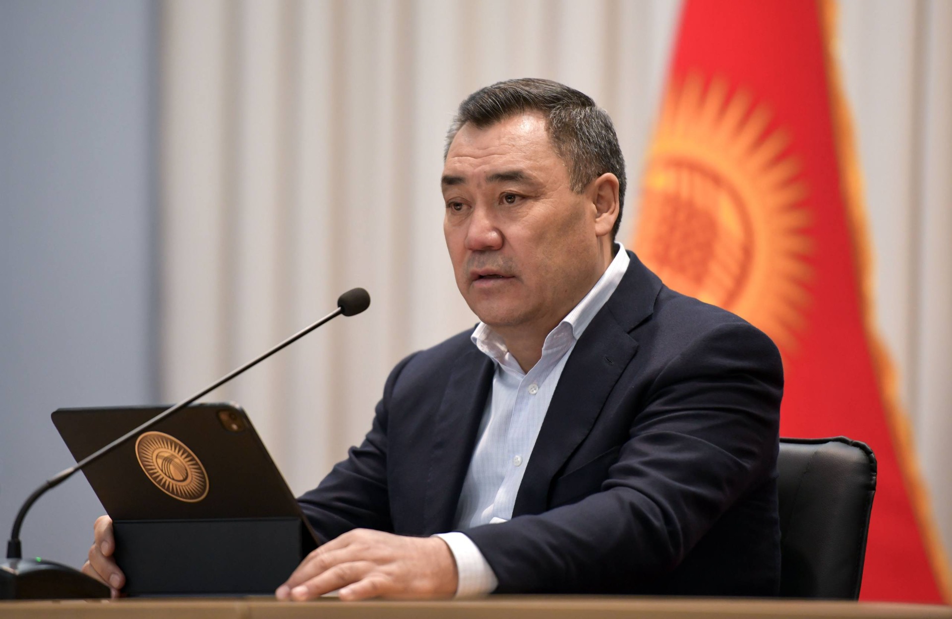 Президент агасы бажы менен Кумтөрдү көзөмөлдөйт дегенге жооп берди
