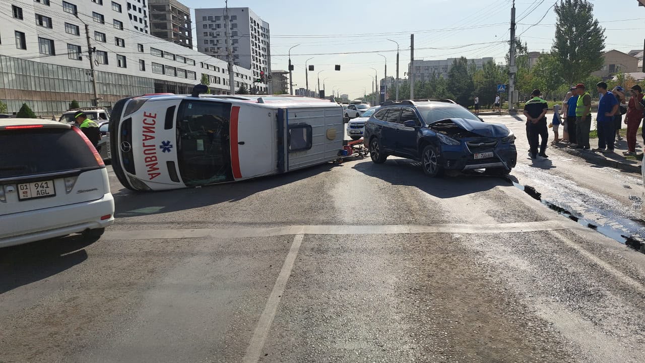 Бишкекте тез жардам унаасы менен автоунаа кагылышты