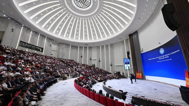Жапаров: Ынтымагы бекем, руху бийик, жаркын келечегине ишенген ырыстуу өлкөнү бирге куралы!