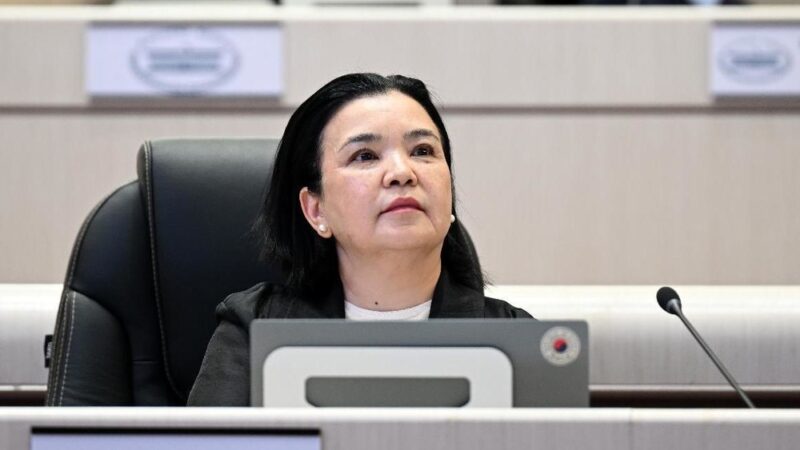 Депутат: Китептердин салмагы окуучулар үчүн оор болуп жатат
