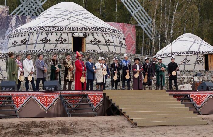 ДКО: Кыргыз-казак төкмө акындар айтышынын 2-айлампасы болот