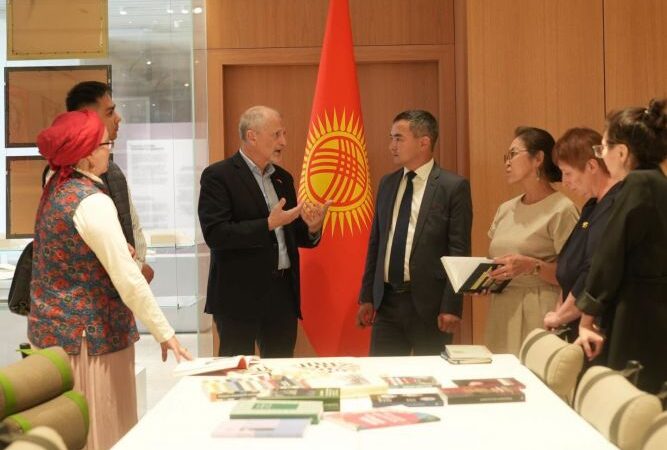 Венгрия Улуттук тарых музейине китептерди белек кылды