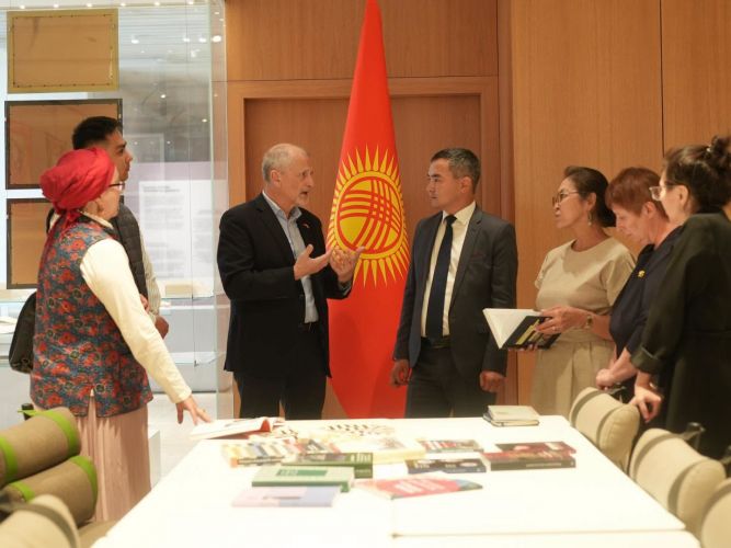 Венгрия Улуттук тарых музейине китептерди белек кылды