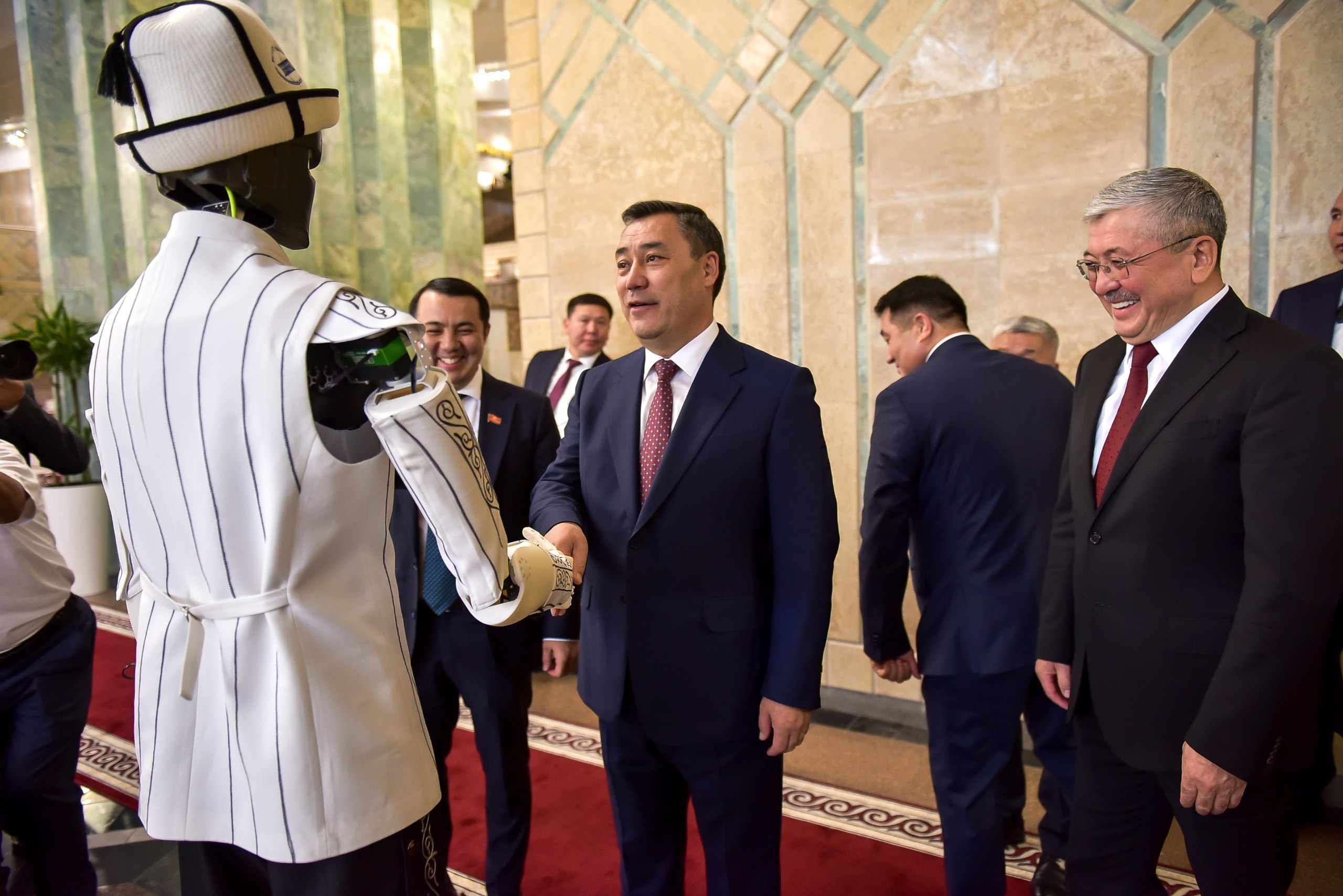 Парламентте робот-гид пайда болду: Президент санариптик музей менен таанышты