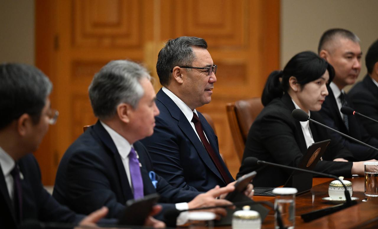 Садыр Жапаров Сеул шаарында Ли Чжэ Мён менен сүйлөшүүлөрдү өткөрдү