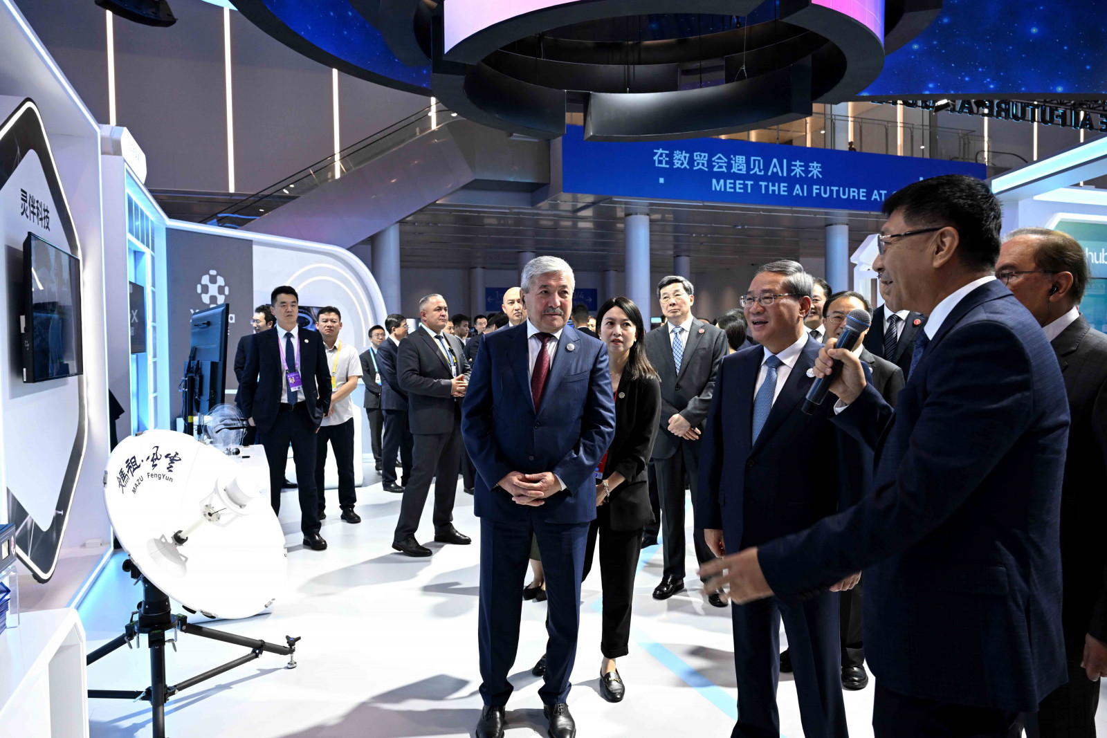 Минкаб төрагасы Кытайдагы Дүйнөлүк санариптик соода көргөзмөсүнүн ачылышына катышты