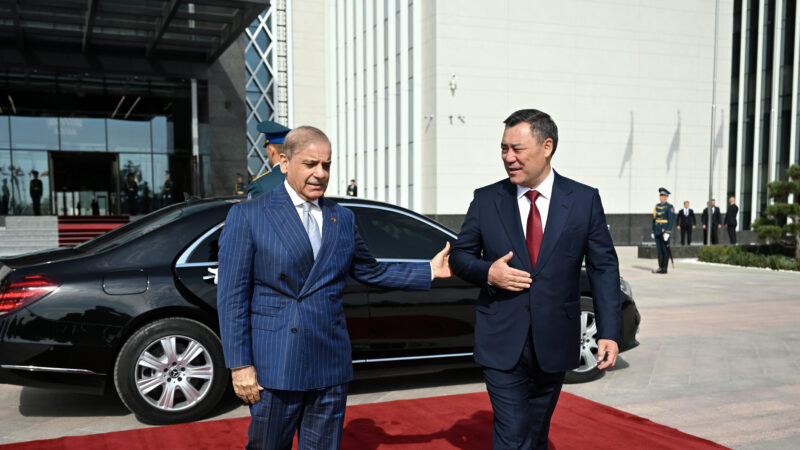 Садыр Жапаров Пакистандын премьер-министри менен жолугушту