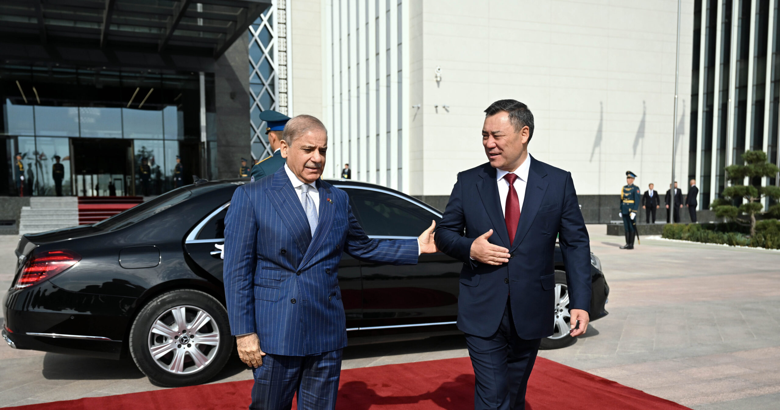 Садыр Жапаров Пакистандын премьер-министри менен жолугушту