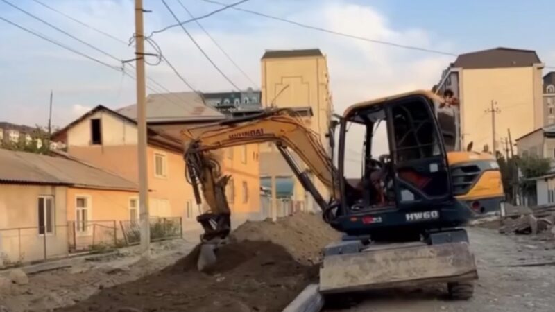 Акаев: Чыгым болбошу үчүн асфальт басуудан мунун суу түтүктөрүн алмаштырып жатабыз…