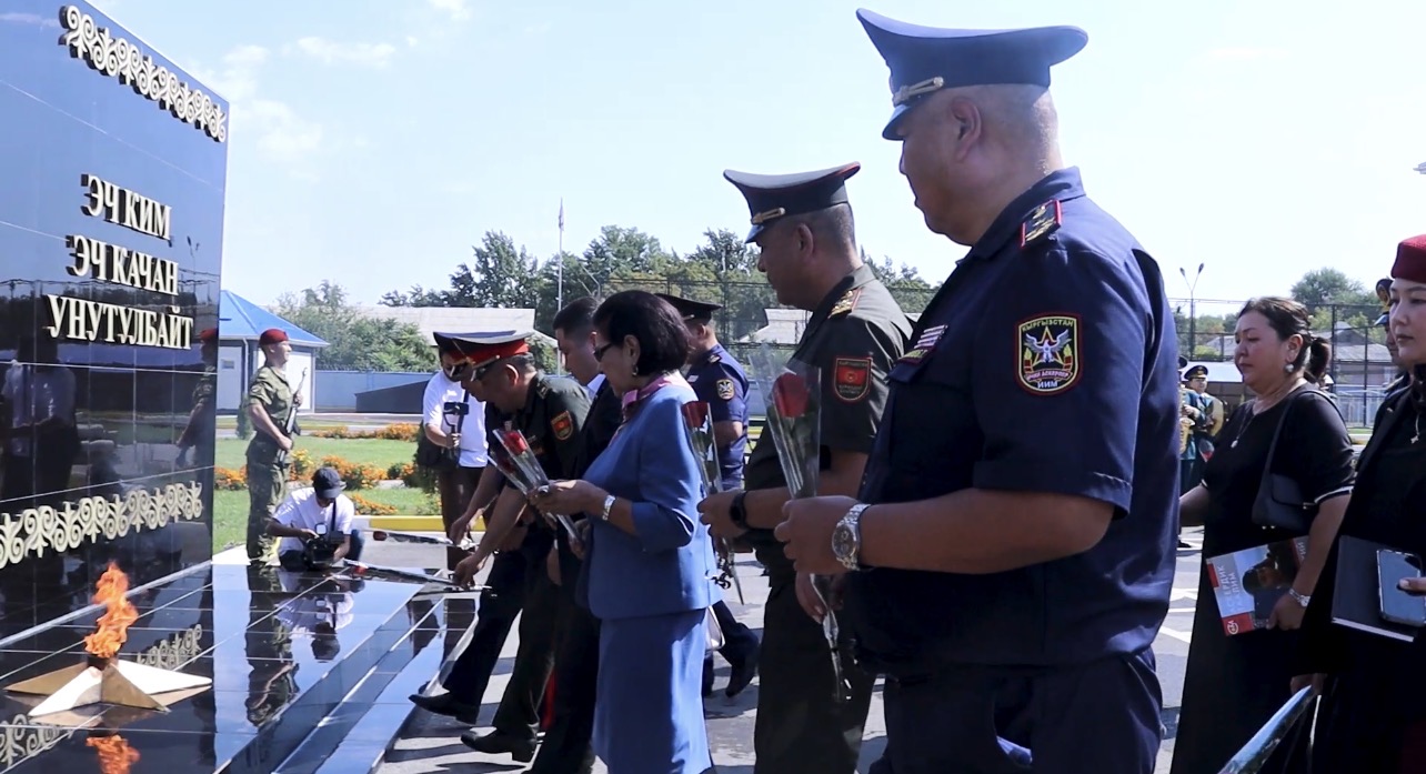 Кыргызстандын мамлекеттик чек арасын коргоодо курман болгон жоокерлер эскерилди