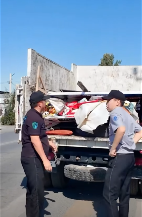 «Кудайберген» базарында мыйзамсыз жарнамалык такталар алынды