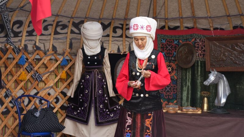 «Дордой-Номадда» этно-көргөзмө жана кол өнөрчүлөрдүн жарманкеси өтүүдө