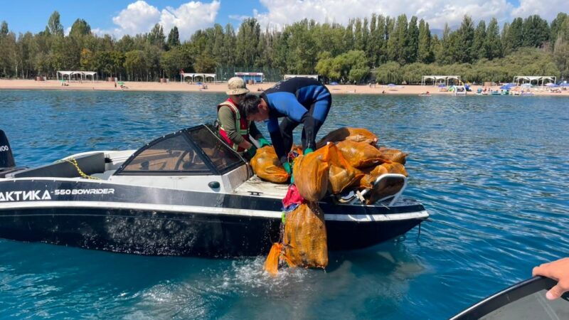 Бостери: Суу астынан тонналаган таштандылар чыгарылууда