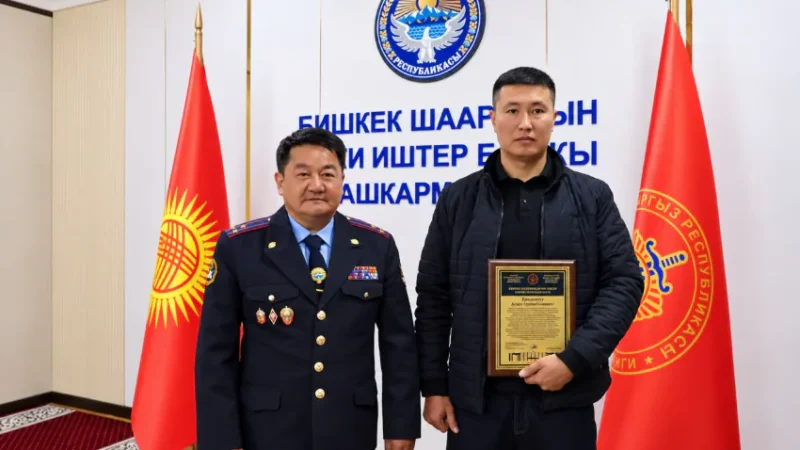 Каналга агып кеткен баланы куткарган жаран сыйланды