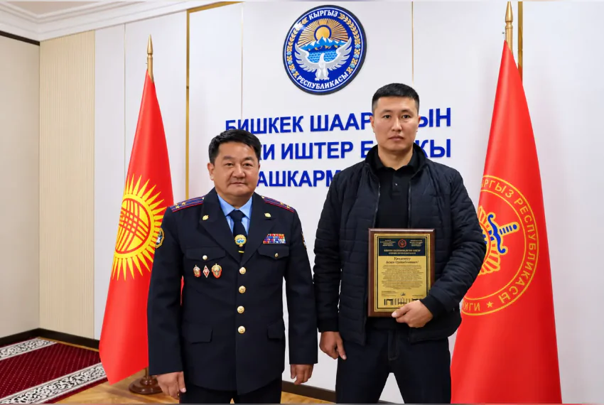 Каналга агып кеткен баланы куткарган жаран сыйланды