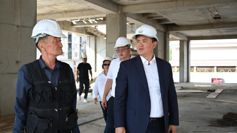 Нурдан Орунтаев Бишкектеги көп кабаттуу турак жайларды кыдырды