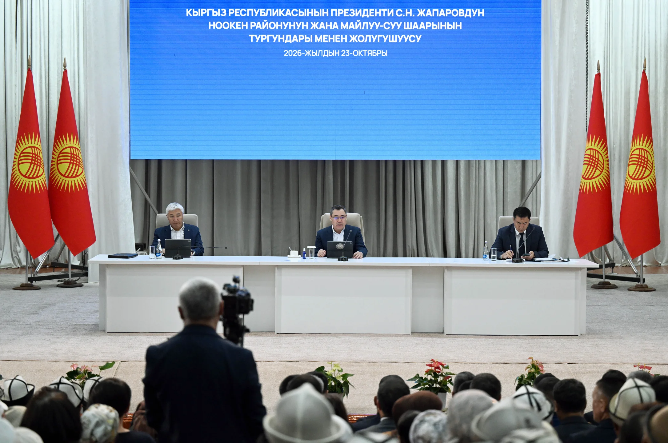 Президент Майлуу-Суу жана Ноокендин  социалдык-экономикалык өнүгүү жыйынтыктары менен таанышты
