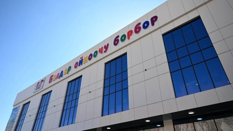 Президент Нарында курулуп жаткан балдар оюн-зоок борборун көрүп чыкты