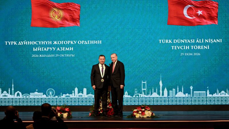 «Бул терең сый-урматтын белгиси!» Садыр Жапаров Түрк дүйнөсүнүн жогорку ордени менен сыйланды