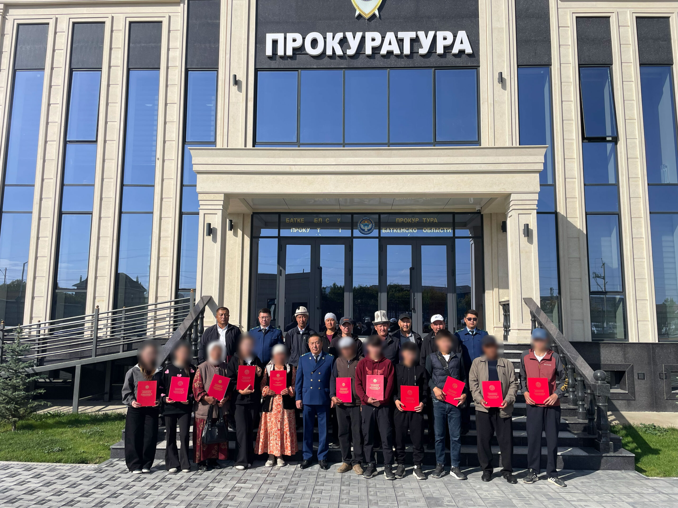 Баткенде 13 жетим балага үй куруу үчүн жер тилкелери берилди