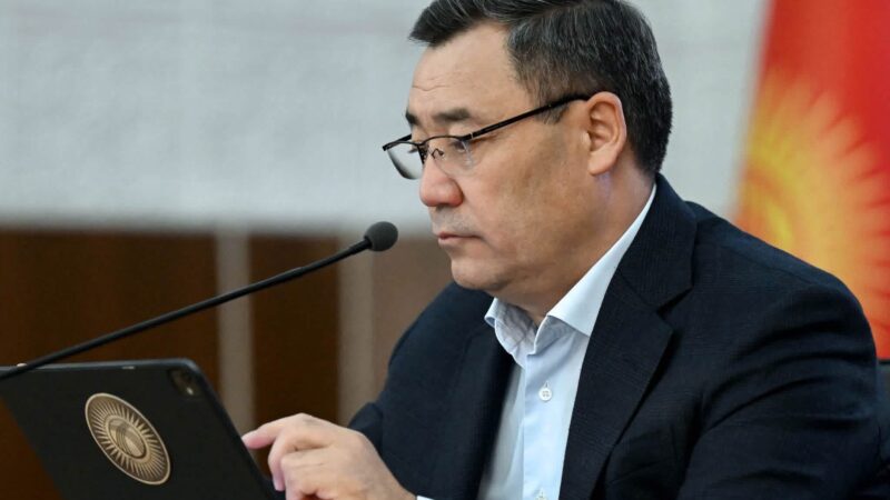 Садыр Жапаровдун Лейлек менен Сүлүктү шаарынын тургундары менен жолугушуусу башталды