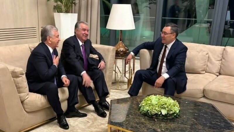 Президент АӨИЧК мамлекет башчыларынын жетинчи саммитинин катышуучулары менен расмий эмес кечки тамакка катышты
