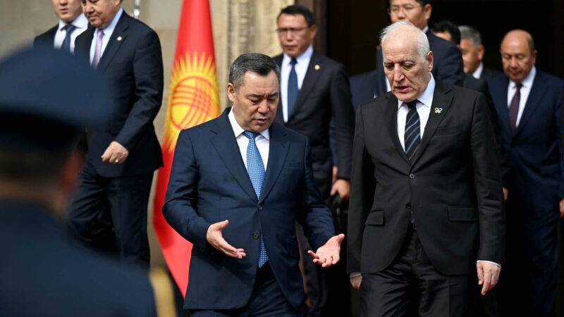 Садыр Жапаров Армениянын Президенти Ваагн Хачатурян менен сүйлөшүүлөрдү өткөрдү