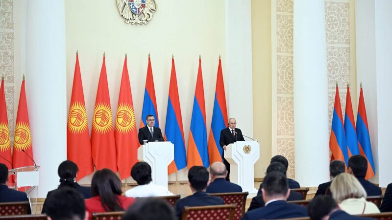 Садыр Жапаров Арменияга болгон сапарынын жыйынтыгы боюнча ЖМКлар үчүн билдирүү жасады