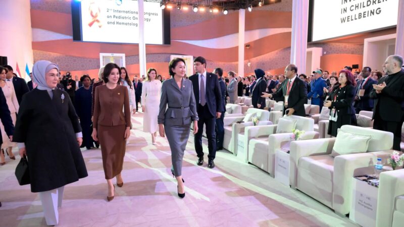 Биринчи айым Айгүл Жапарова Самаркандда балдардын бакубаттуулугуна арналган Дүйнөлүк саммитке катышты