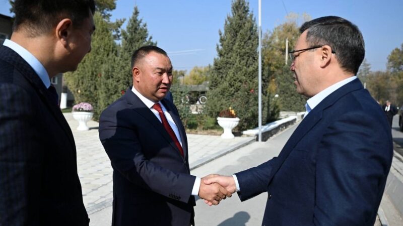 Садыр Жапаров Аксы районунун  социалдык-экономикалык өнүгүүсүнүн жыйынтыктары менен таанышты