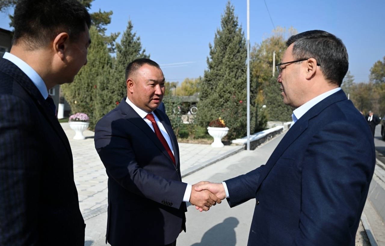Садыр Жапаров Аксы районунун  социалдык-экономикалык өнүгүүсүнүн жыйынтыктары менен таанышты